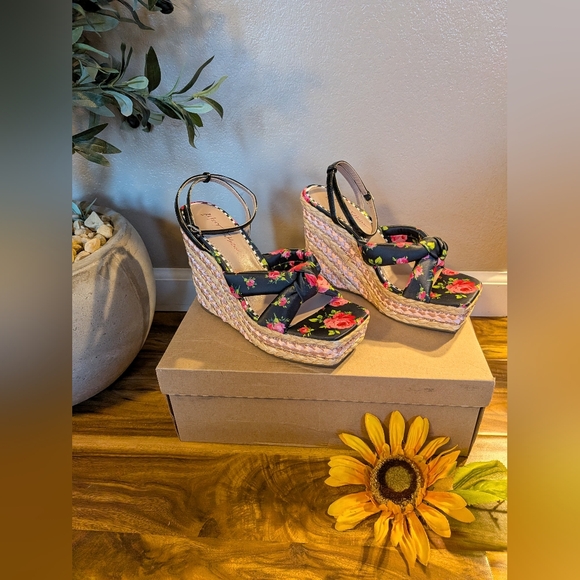 Betsey Johnson
Women's Pansie Floral Wedge Sandals Size 9M NIB - Picture 5 of 7